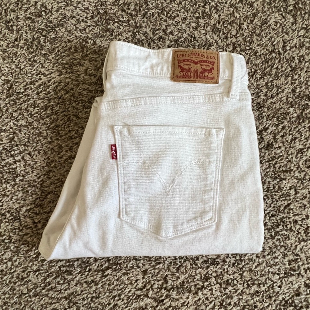 Levi’s ankle length pants. Mid-rise, skinny. Frayed bottom hem. Button fly.